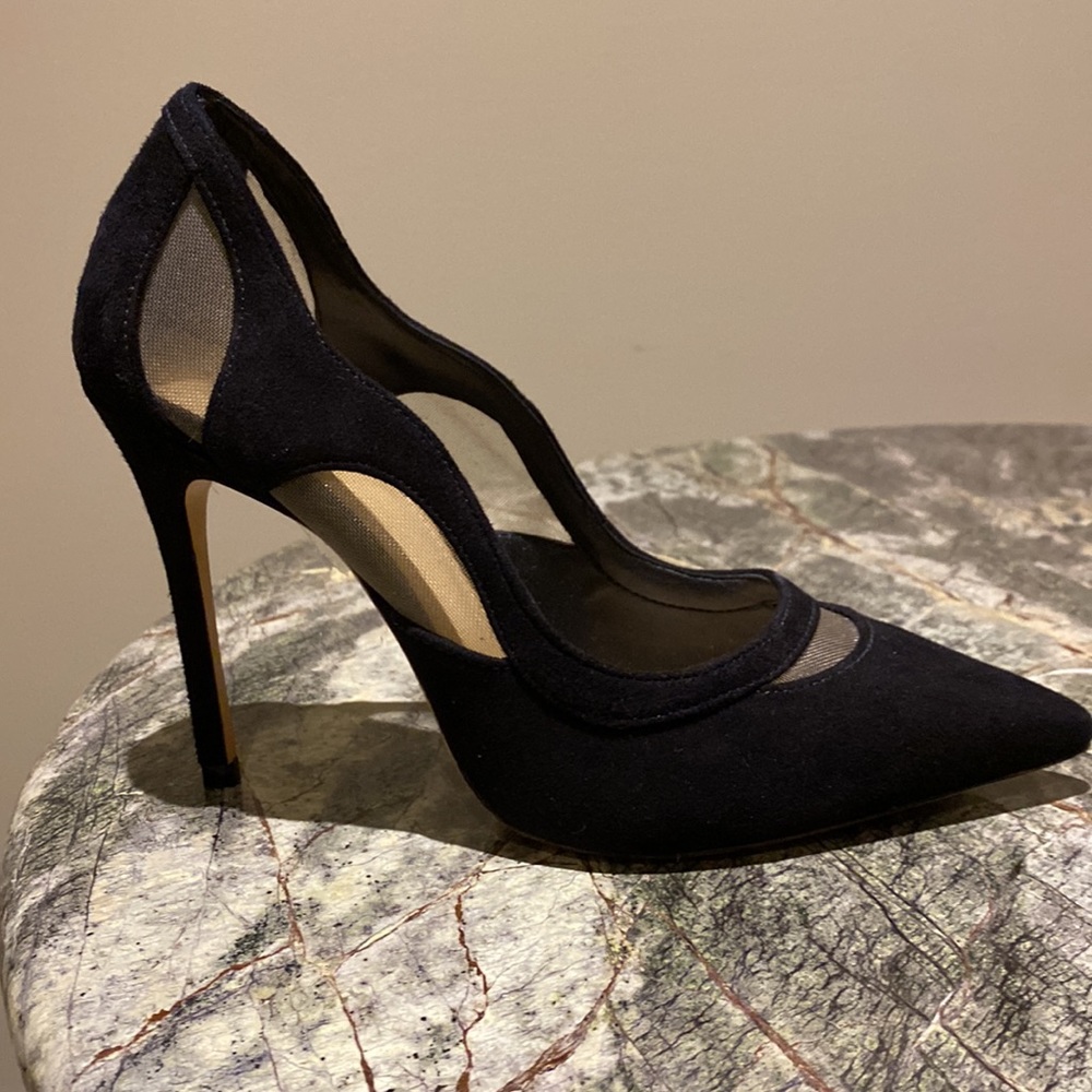 Schutz 4 inches heel. Black suede size 7B, fits like size 6.